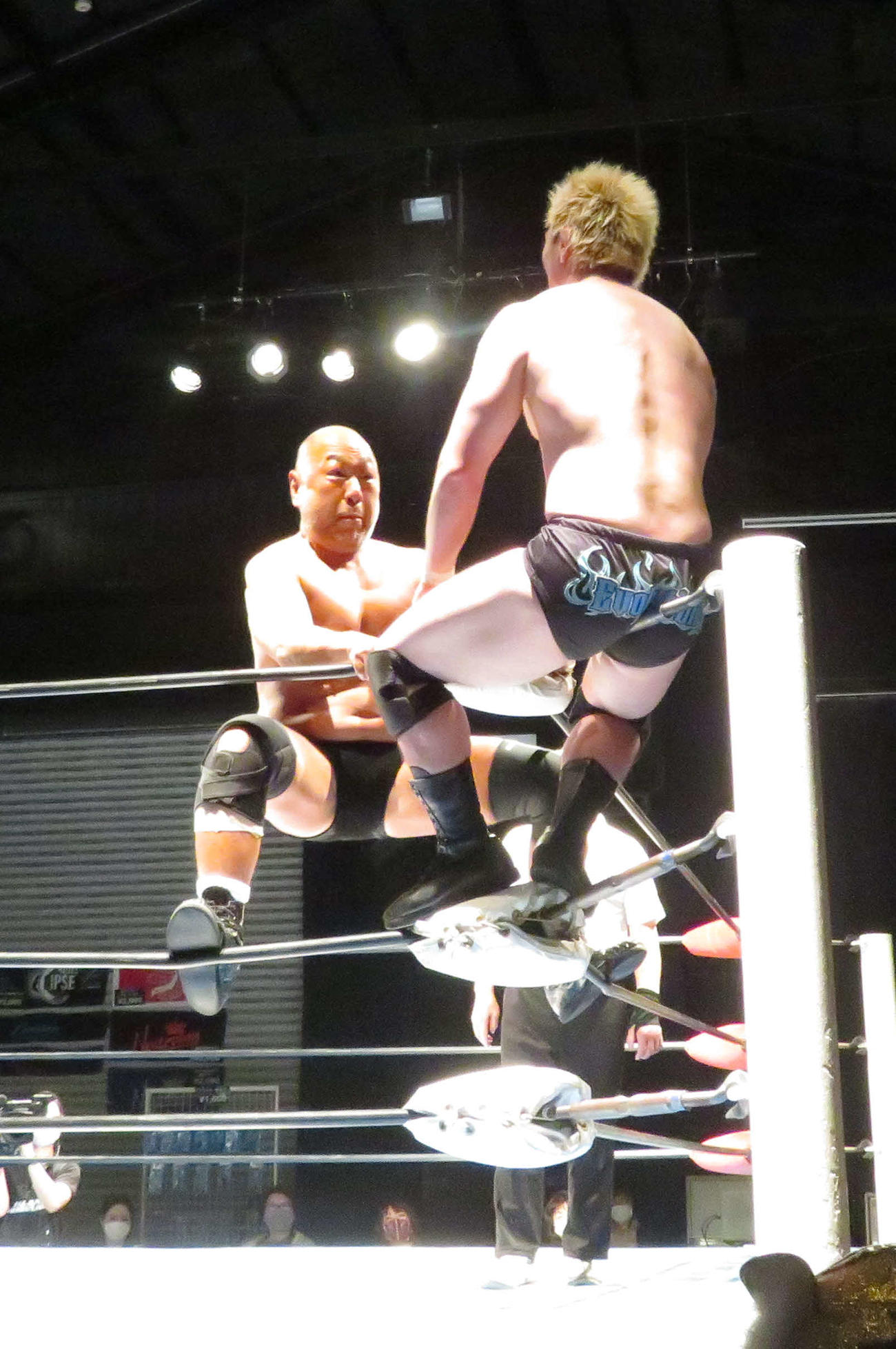 全日本プロレス新木場大会　ジュニアバトル・オブ・グローリー1回戦で田村男児（手前）に勝利した高岩竜一（撮影・松熊洋介）