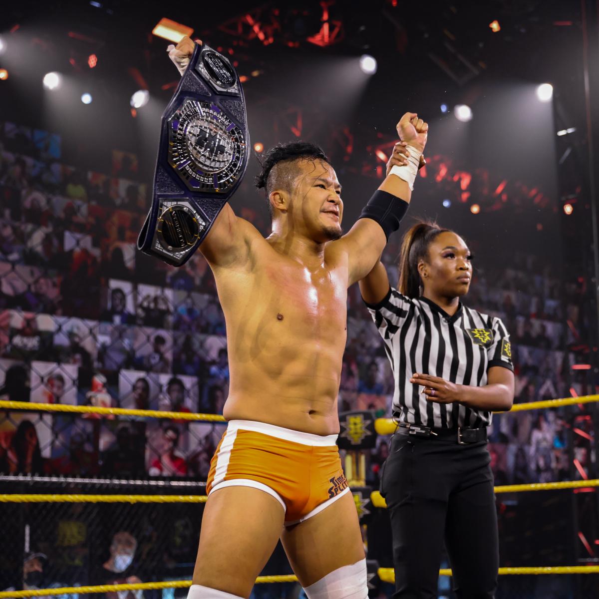 NXTクルーザー級ベルトを掲げて防衛を喜ぶ王者KUSHIDA（C）2021 WWE, Inc. All Rights Reserved.