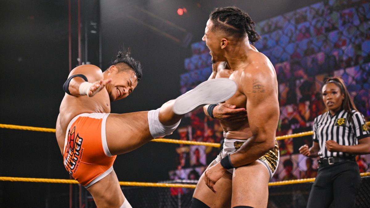 右ミドルキックをヘイズ（右）に蹴りこむKUSHIDA（C）2021 WWE, Inc. All Rights Reserved.