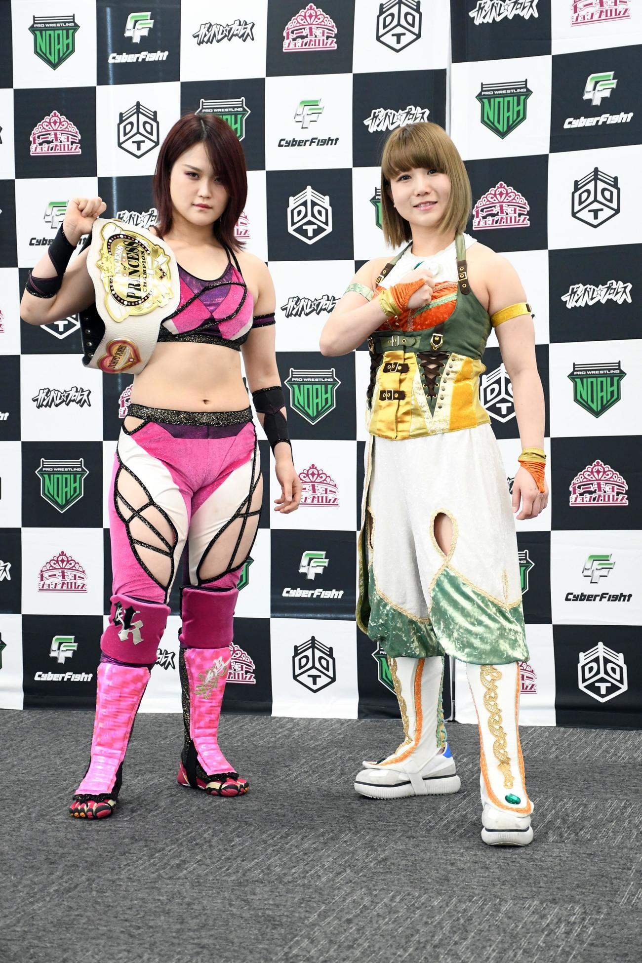 「CyberFight Festival2021」で「プリンセス・オブ・プリンセス選手権試合」で対戦する山下実優（左）と坂崎ユカ（撮影・大友陽平）