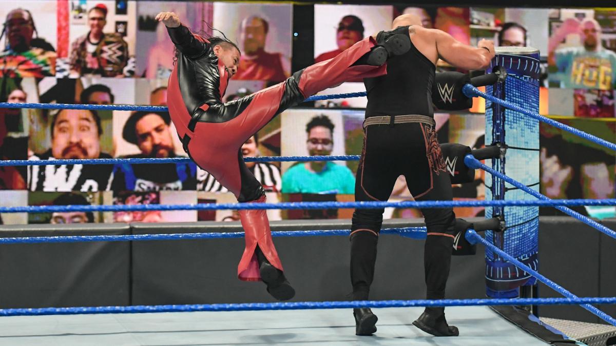 コービン（右）に延髄切りする中邑（C）2021 WWE, Inc. All Rights Reserved.
