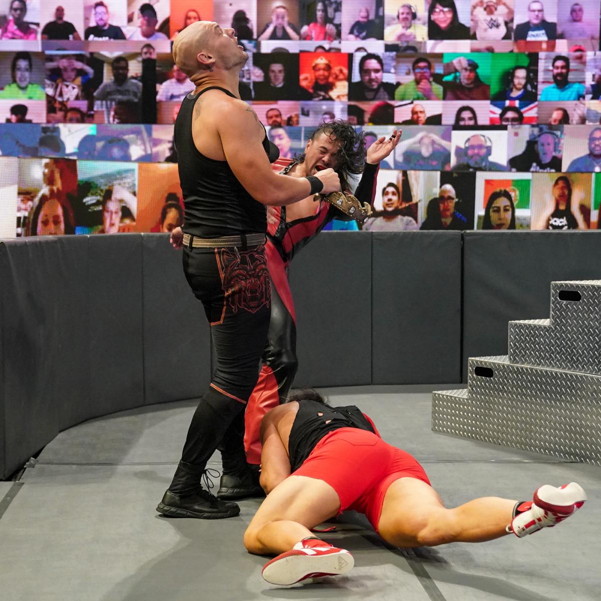 ブーグス（下）が足止めしたコービン（手前）にハイキックを見舞う中邑（C）2021 WWE, Inc. All Rights Reserved.