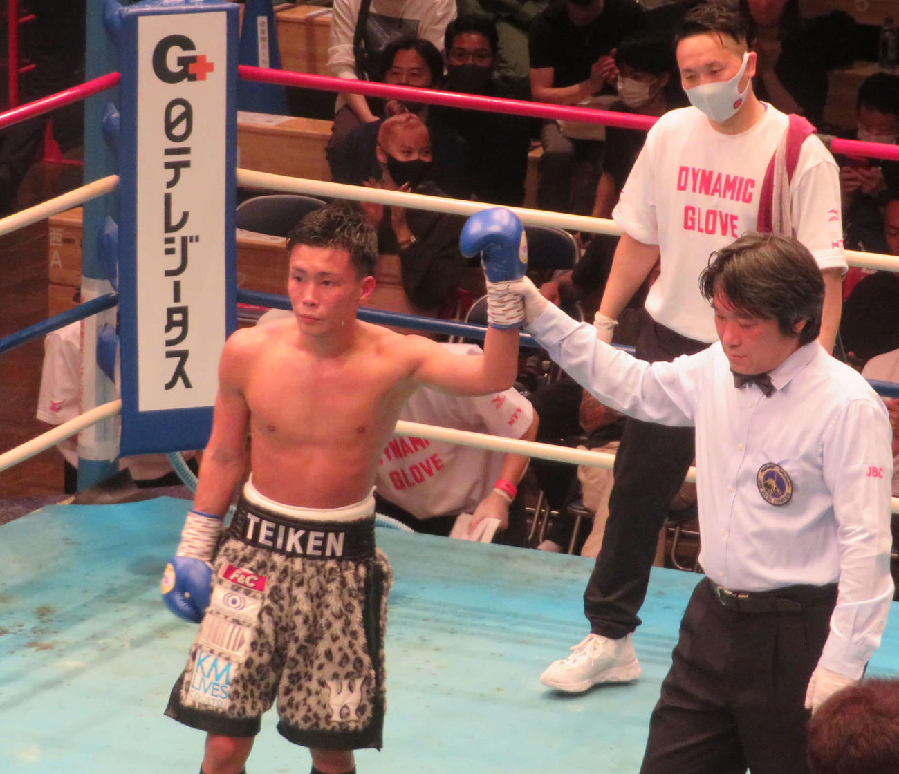 勝ち名乗りを受けた日本ライトフライ級4位岩田（左）。後方は粟生トレーナー