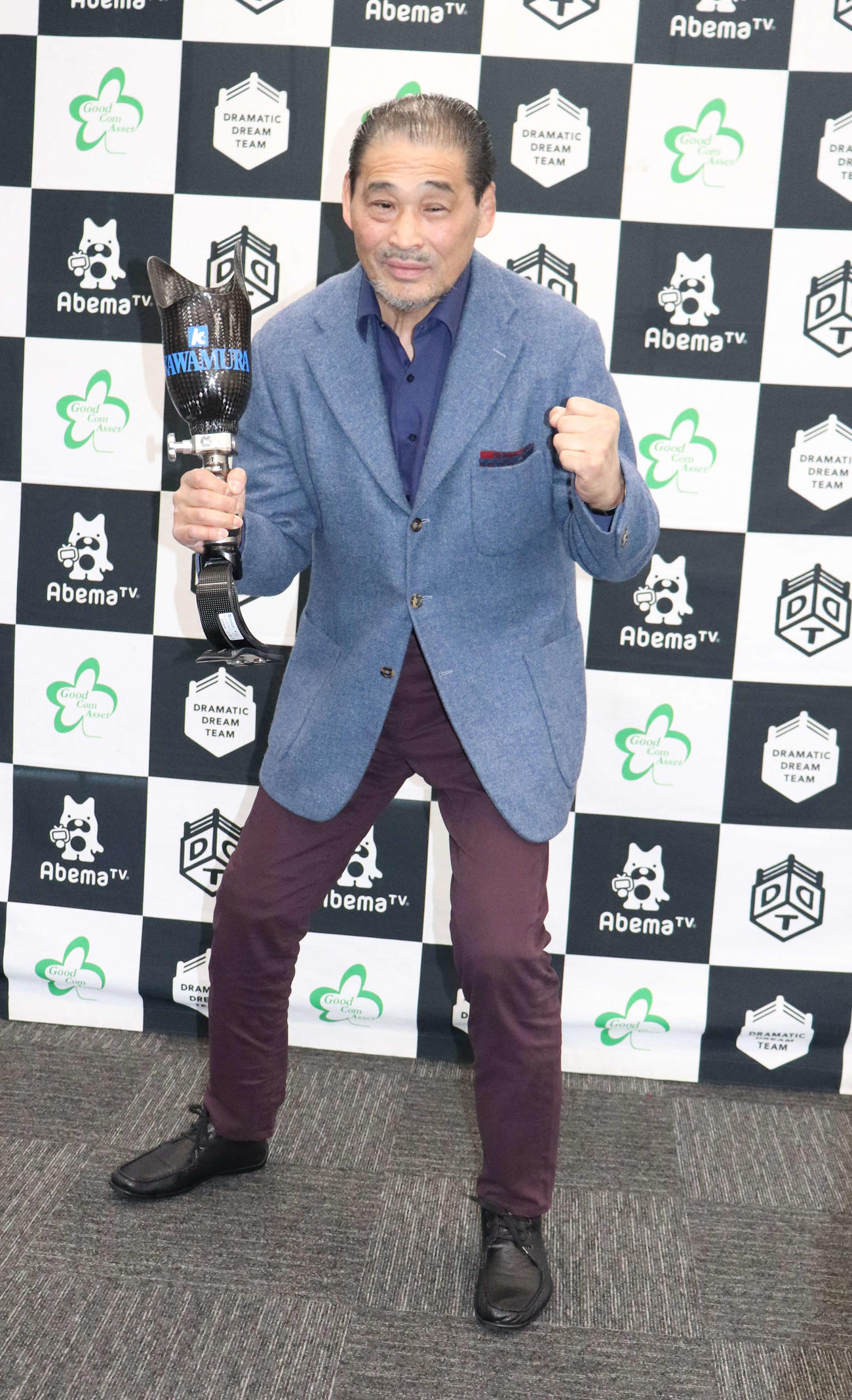 義足プロレスラーとして6月7日のDDTビッグマッチで復帰することが決まった谷津嘉章。会見後にプロレス用の義足を持ち、ファイティングポーズ（2020年3月18日撮影）