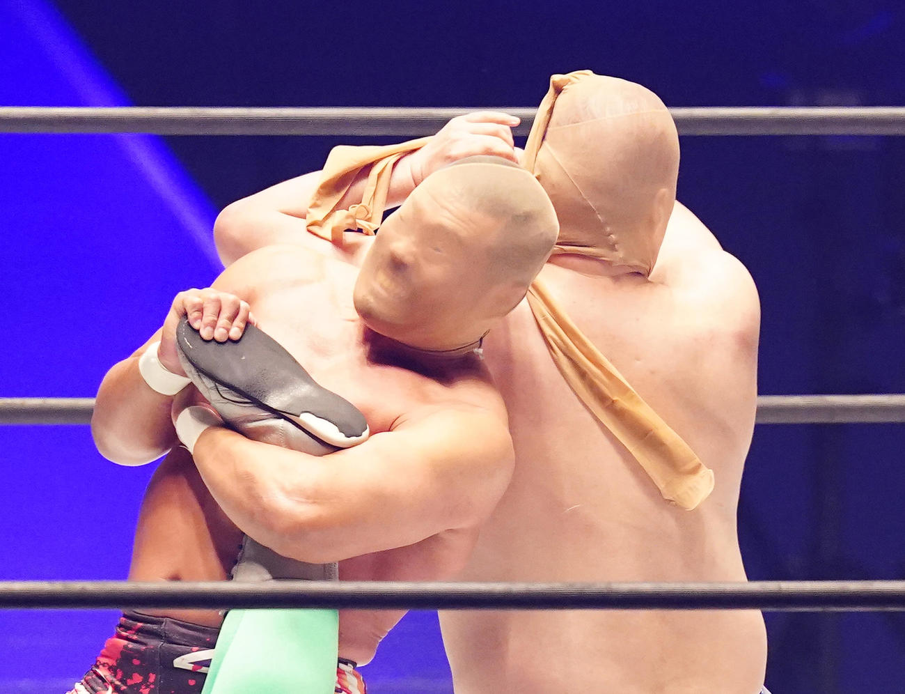 男色ディーノ（右）にパンストを被せられ、攻撃を受ける杉浦貴（撮影・菅敏）