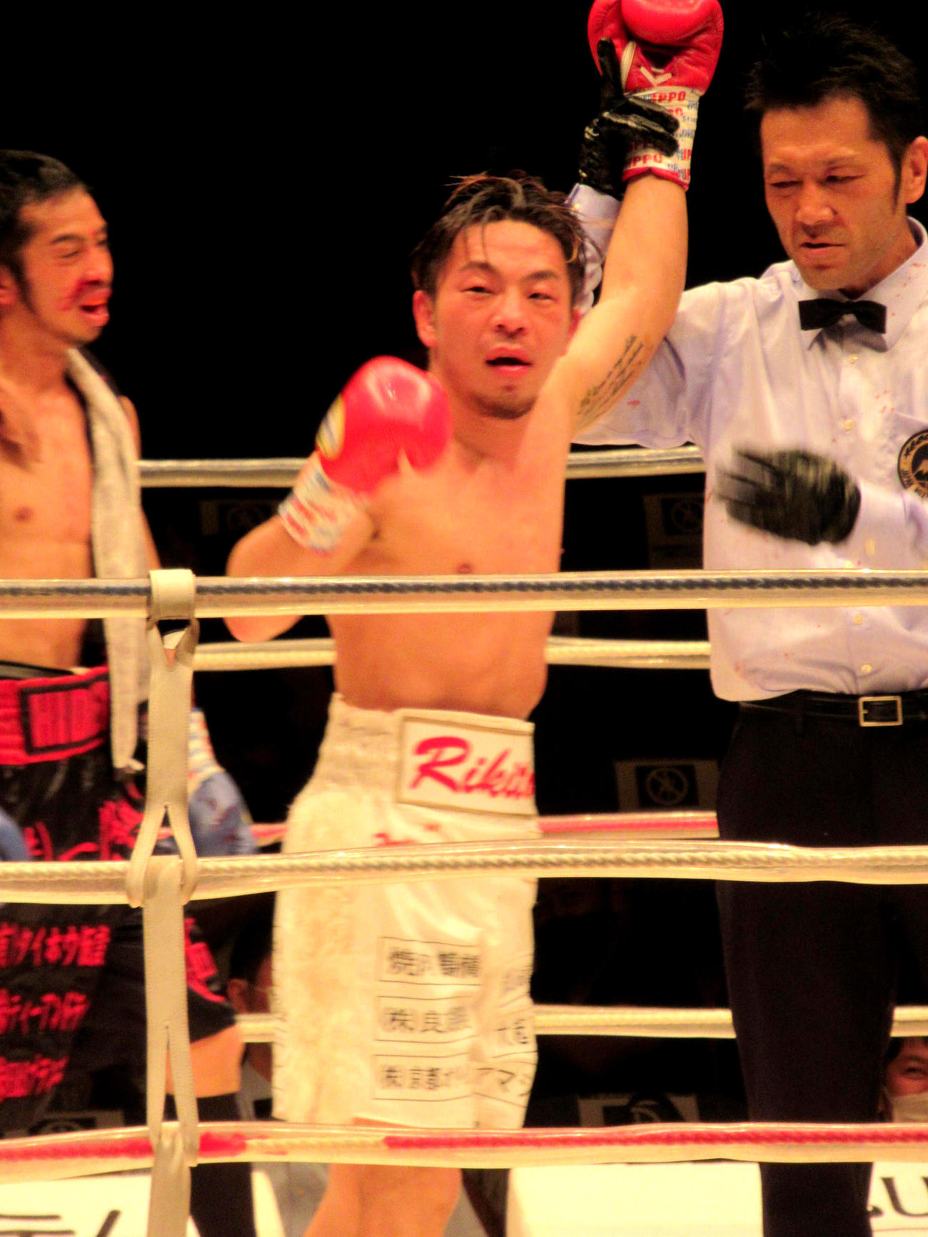 大逆転KOで勝ち名乗りを受ける芝力人