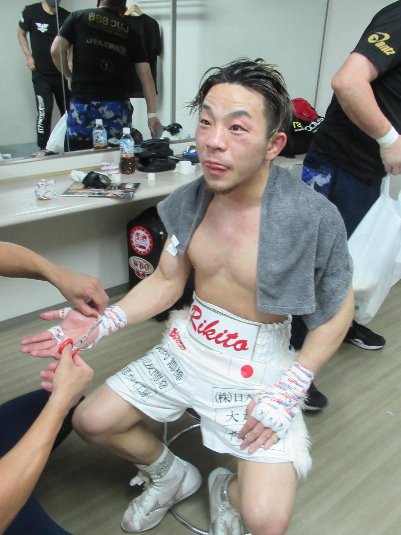試合後、取材を受ける芝力人