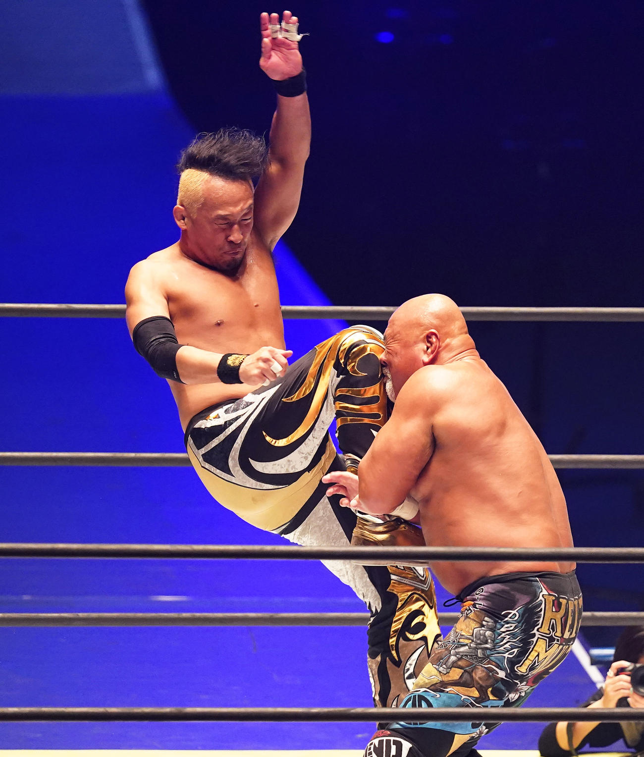 武藤（右）に虎王を決める丸藤（撮影・菅敏）