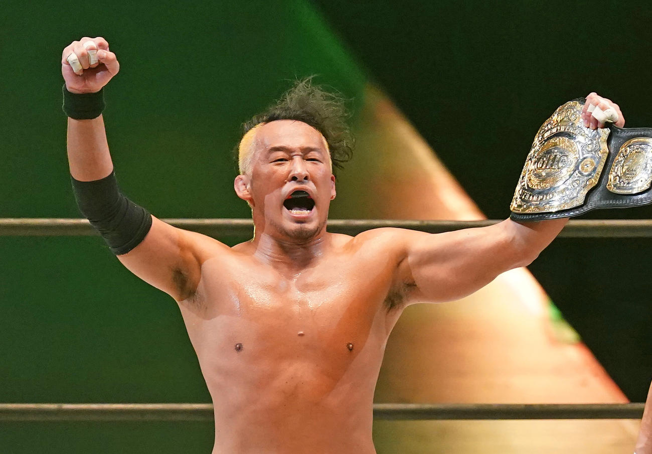 武藤に勝利し新チャンピオンとなった丸藤は、ベルトを手に雄たけびを上げる（撮影・菅敏）