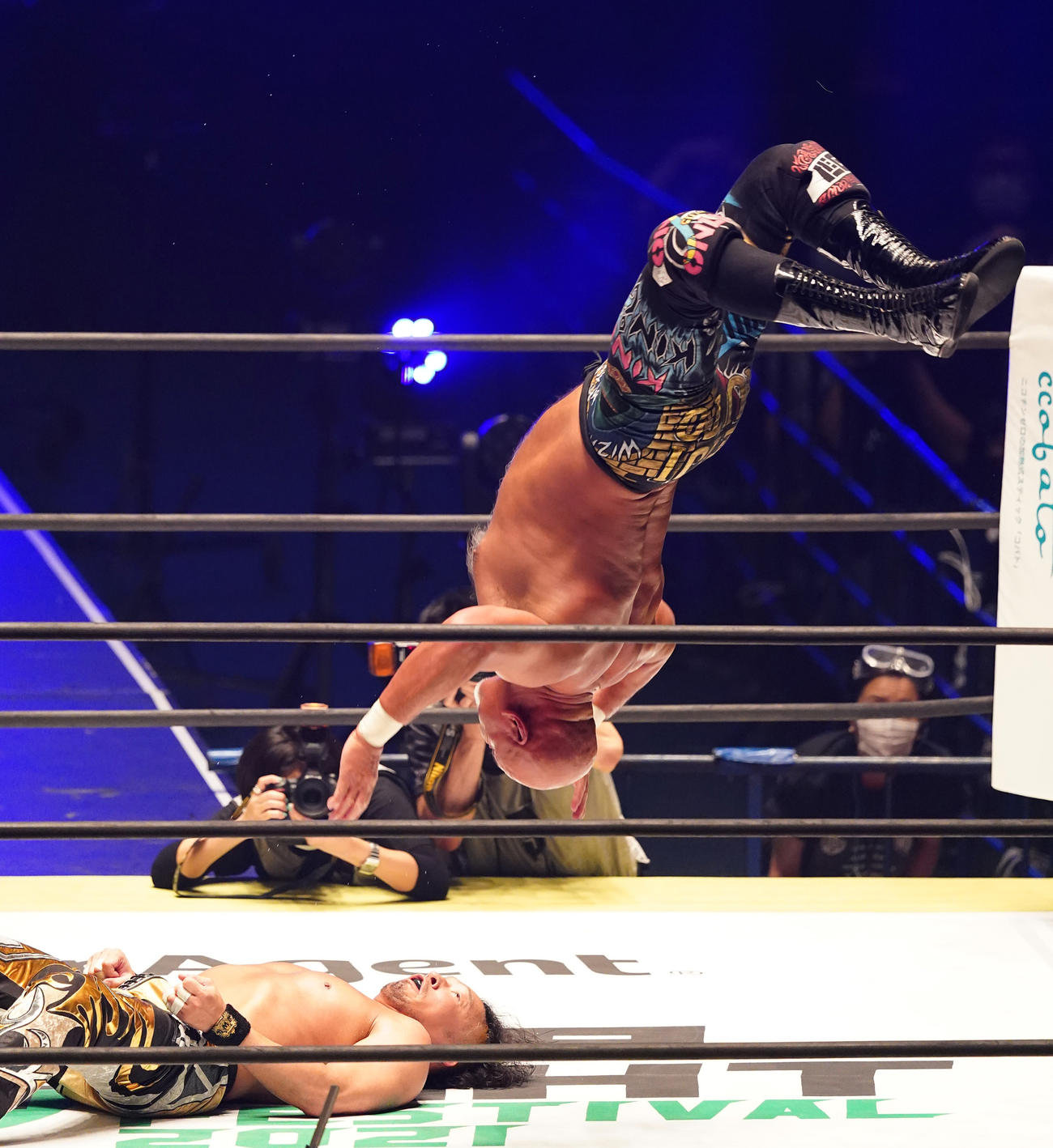 丸藤にムーンサルトプレスを決める武藤（右）（撮影・菅敏）