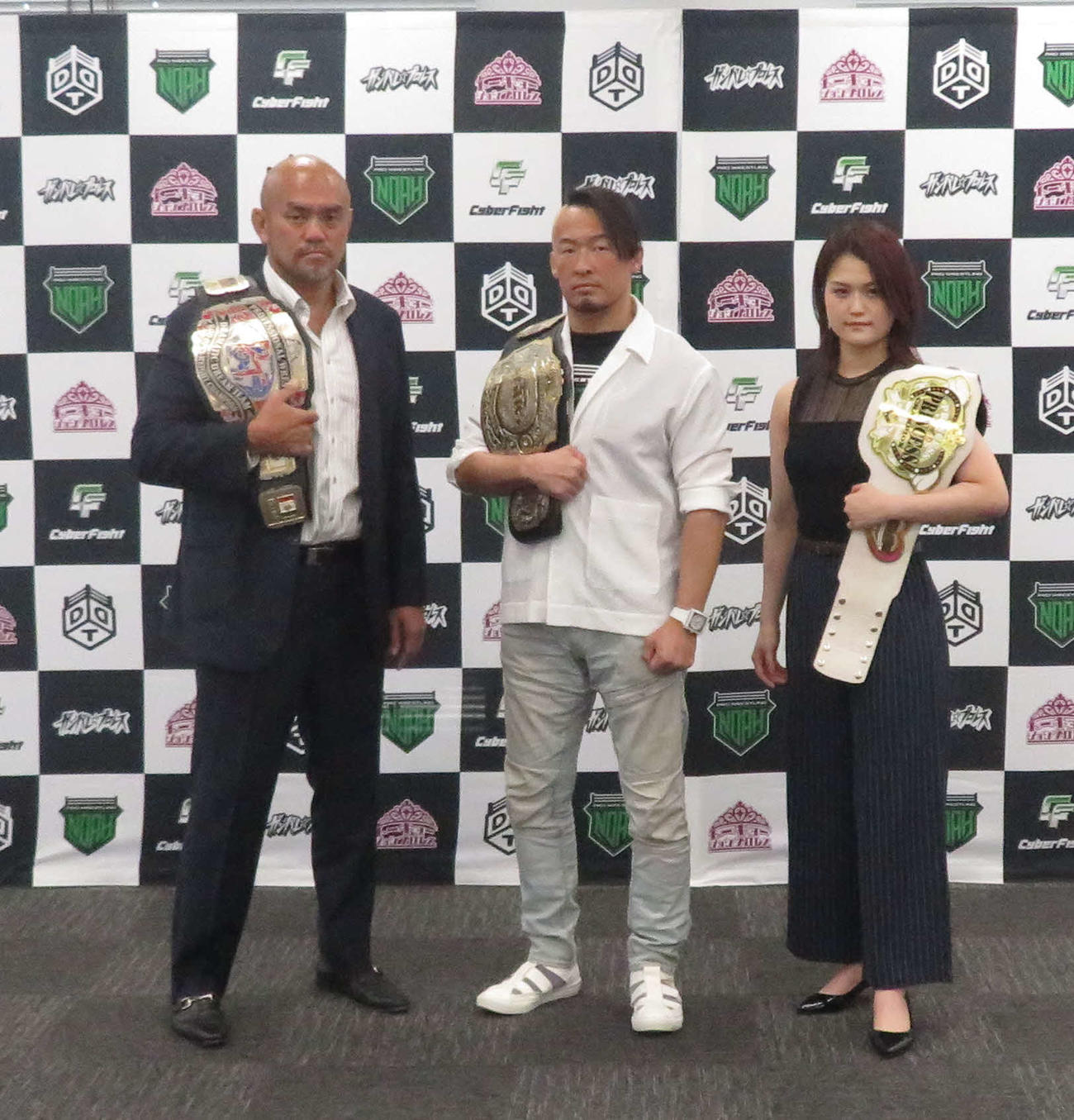 サイバーファイトフェスティバル2021の一夜明け会見に出席したプロレスリング・ノアの丸藤正道（中央）。左はDDTの秋山準、右は東京女子の山下実優。（撮影・松熊洋介）