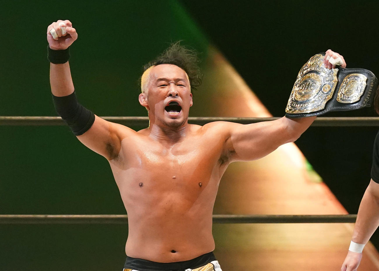 サイバーファイトフェスティバル　武藤に勝利し、新チャンピオンとなった丸藤は、ベルトを手に雄たけびを上げる（2021年6月6日撮影）