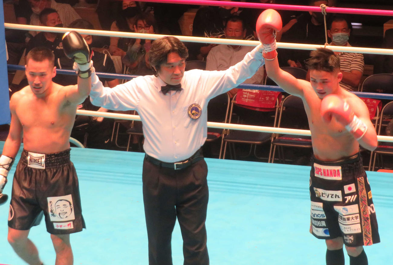 後楽園ホールで特別スパーリングを披露したWBA世界ライトフライ級スーパー王者京口（右端）。左端はスパーリング相手の仁平