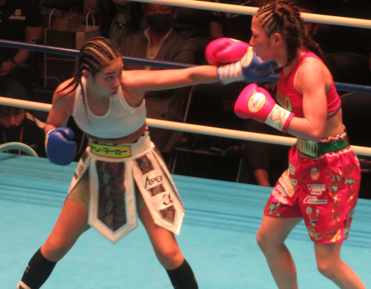 元WBC女子世界ミニフライ級王者黒木（右）に鋭い左ジャブを刺す千本