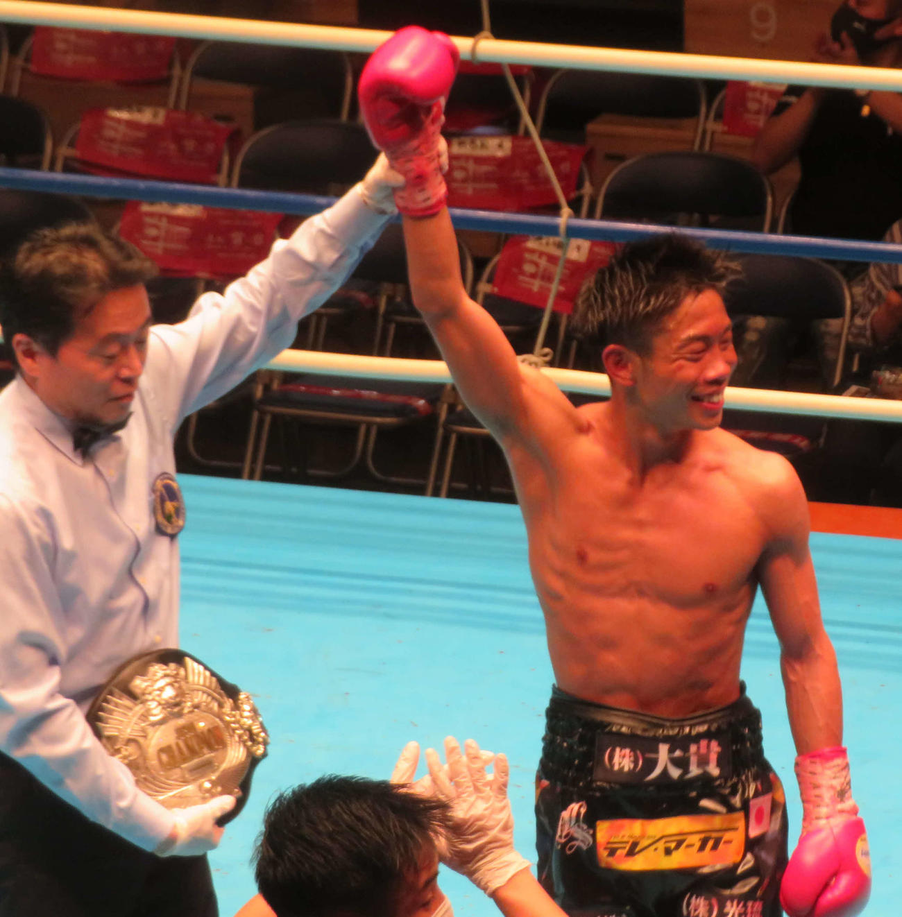 日本ミニマム級王座初防衛に成功し、勝ち名乗りを受けた王者谷口（右）