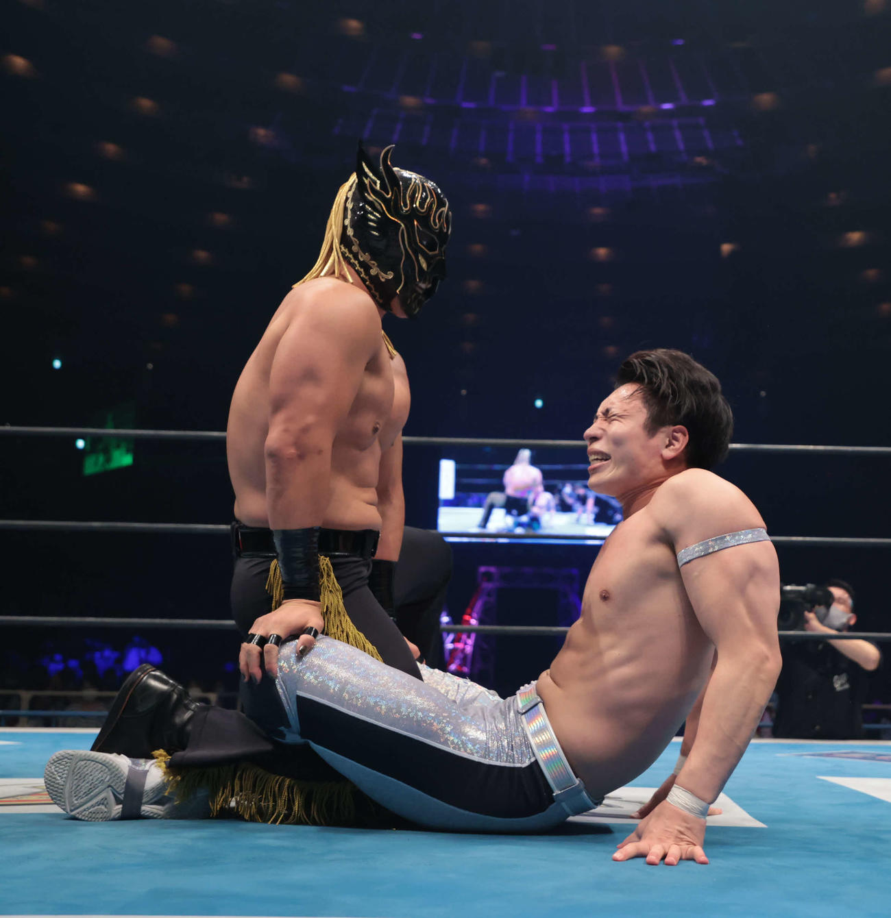 新日本プロレス大阪大会　YOH（左）の足を締め上げるエル・デスペラード（新日本プロレス提供）