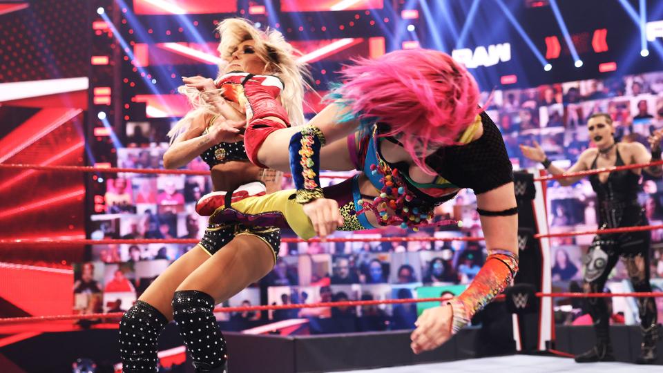 フレアー（左）にドロップキックを成功させたアスカ（C）2021 WWE, Inc. All Rights Reserved.