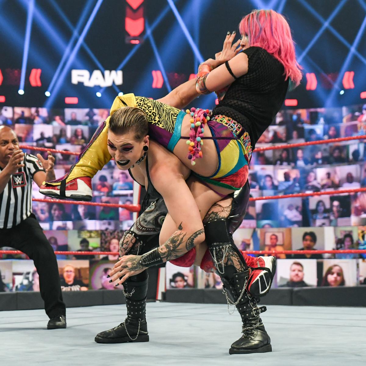 ロウ女子王者リプリー（下）をオクトパスホールドで苦しめるアスカ（C）2021 WWE, Inc. All Rights Reserved.