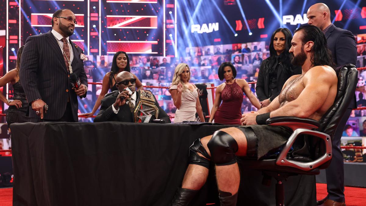 調印式でMVP（左端）、WWEヘビー級王者ラシュリー（左から2番目）と調印式に臨むマッキンタイア（右端）（C）2021 WWE, Inc. All Rights Reserved.
