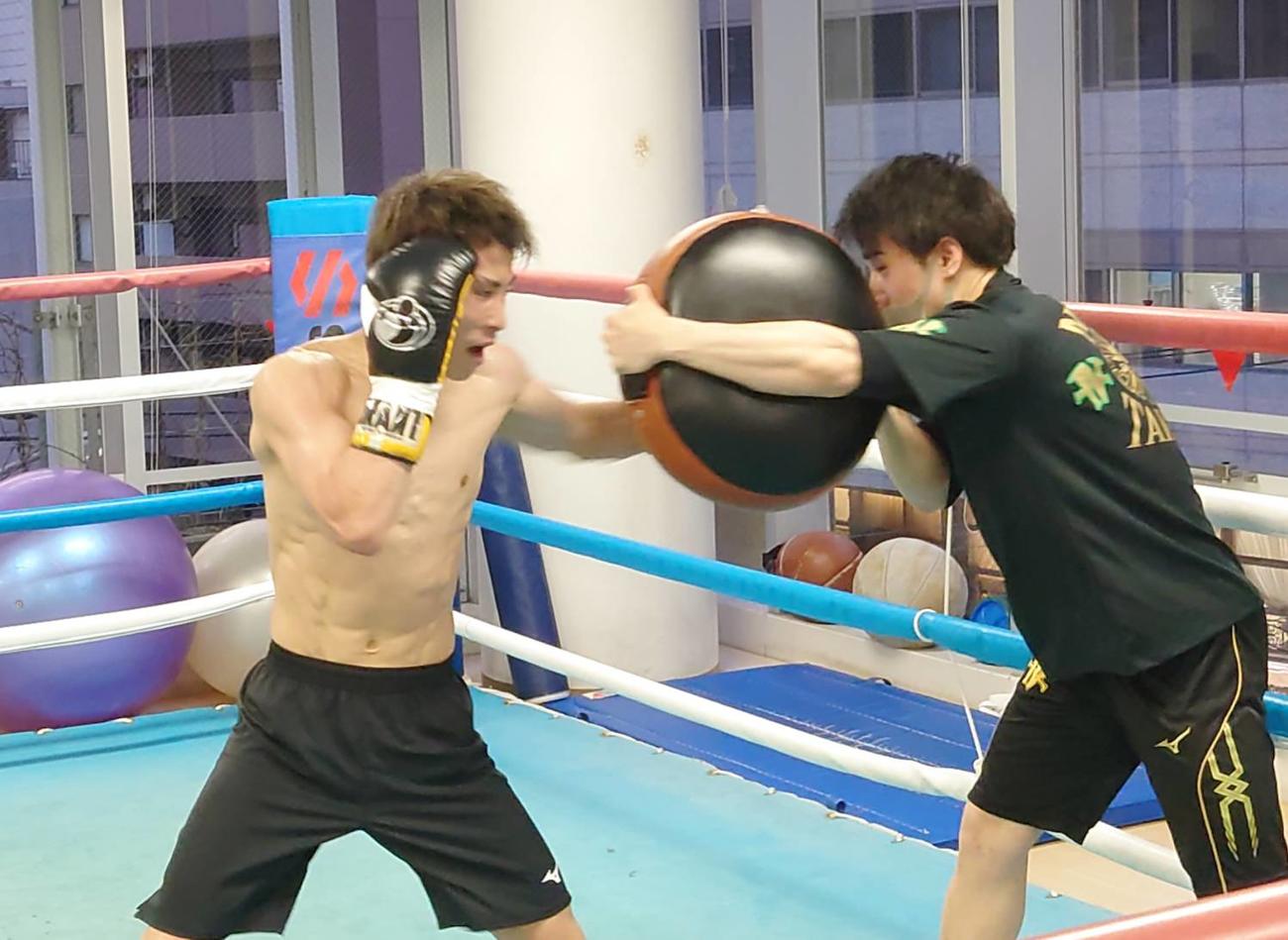 国内ラスト調整でドラムミットを打つWBAスーパー、IBF世界バンタム級王者井上尚弥（左）（大橋ジム提供）