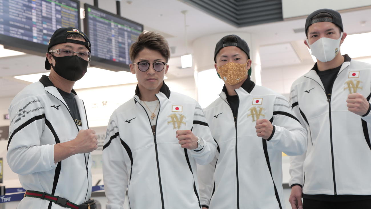 渡米したWBAスーパー、IBF世界バンタム級王者井上尚弥（左から2人目）。左端は父真吾トレーナー、左から3番目は弟拓真、右端はいとこ浩樹氏