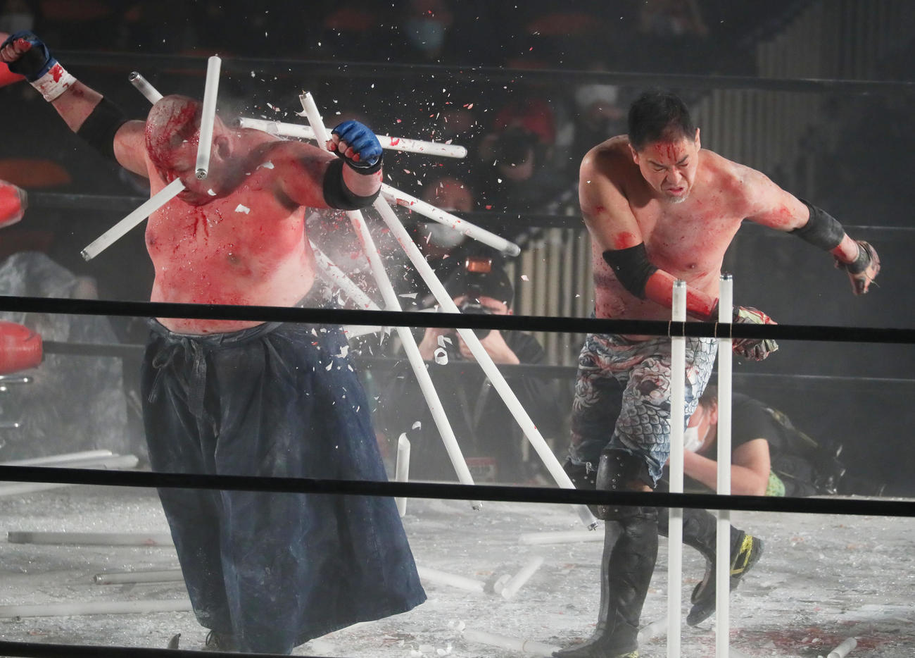 大日本プロレス旗揚げ25周年記念大会　アブドーラ・小林（左）に蛍光灯を激しく投げつける伊東（2020年3月16日撮影）