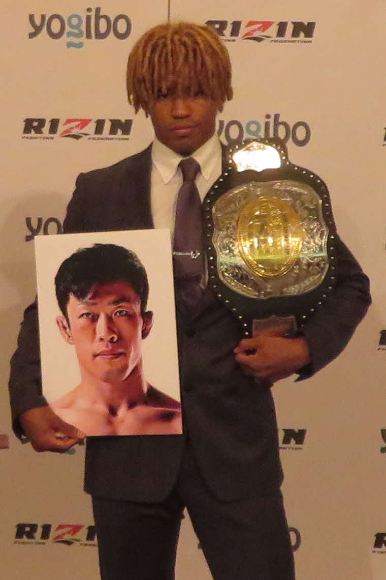 6月1日のRIZIN28大会カード発表会見で弥益ドミネーター聡志の写真を手に撮影に応じる“ブラックパンサー“ベイノア