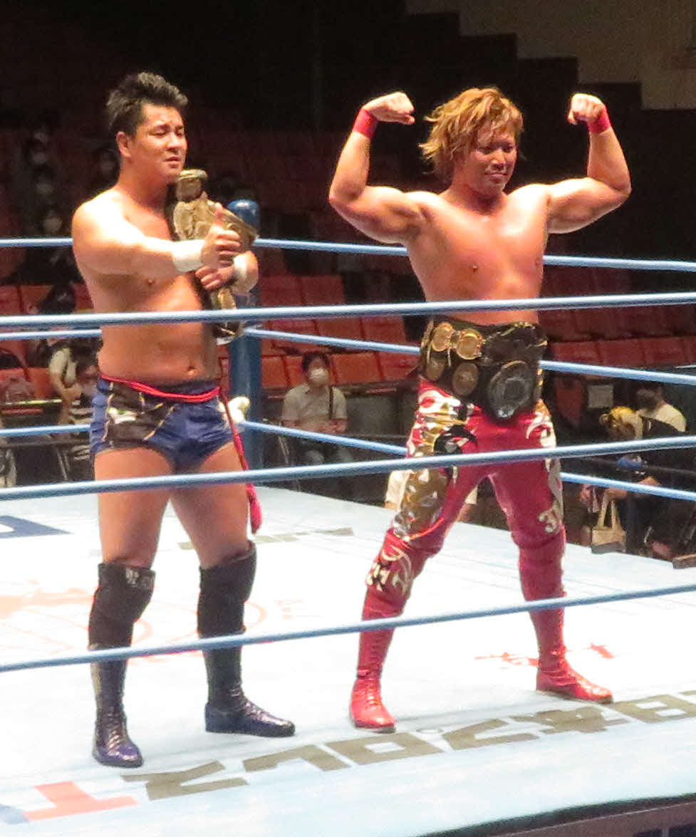 全日本プロレス後楽園大会　世界タッグ王座3度目の防衛に成功した青柳優馬（左）と宮原健斗（撮影・松熊洋介）