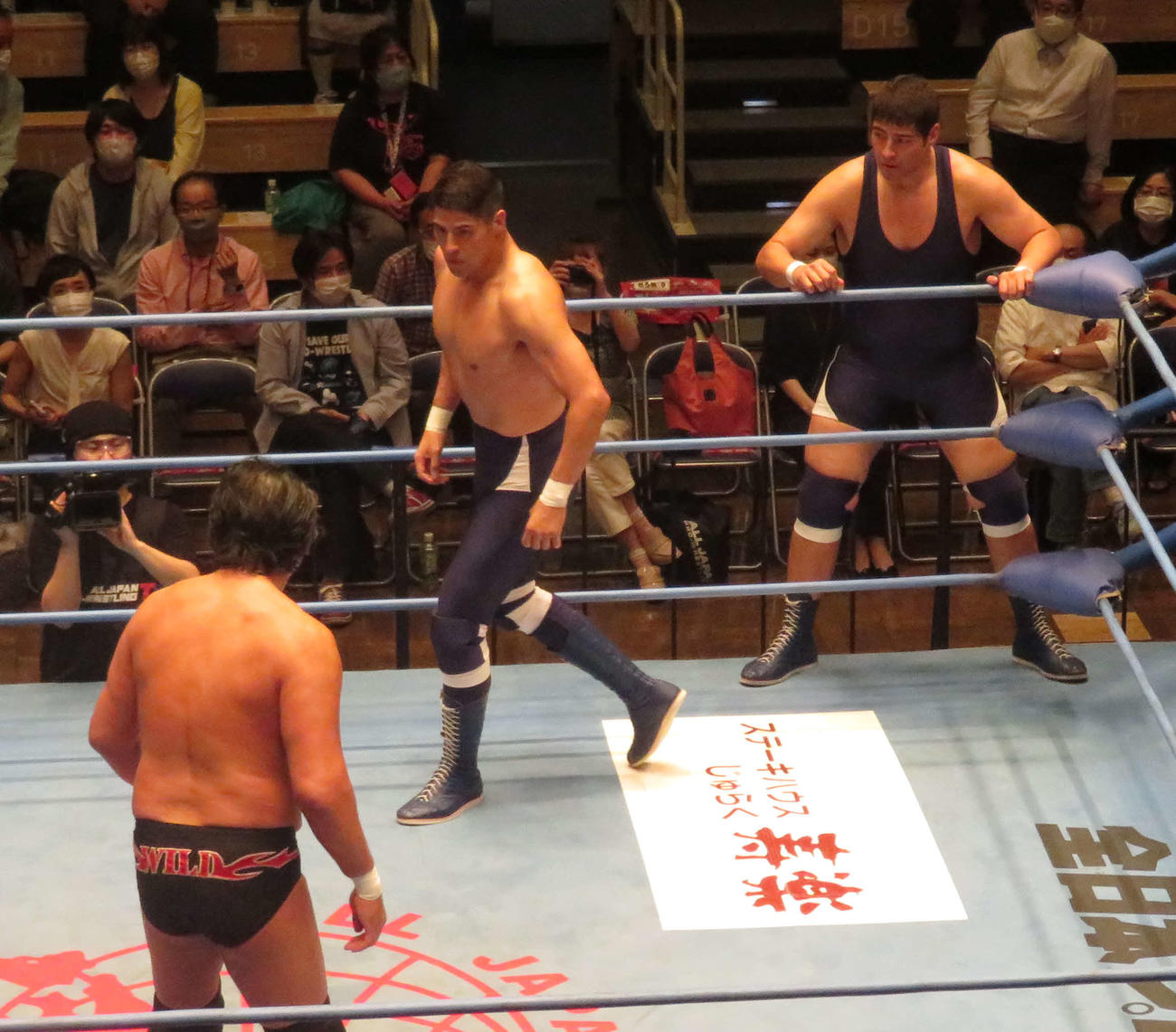 全日本プロレス後楽園大会　プロレスデビューを果たした斉藤兄弟。兄のジュン（中央）と弟のレイ（右）。手前は大森隆男（撮影・松熊洋介）