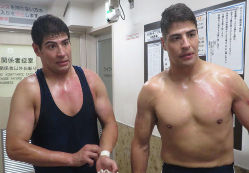 双子レスラー斉藤兄弟が堂々デビュー、敗戦も相撲界技術で息合った合体