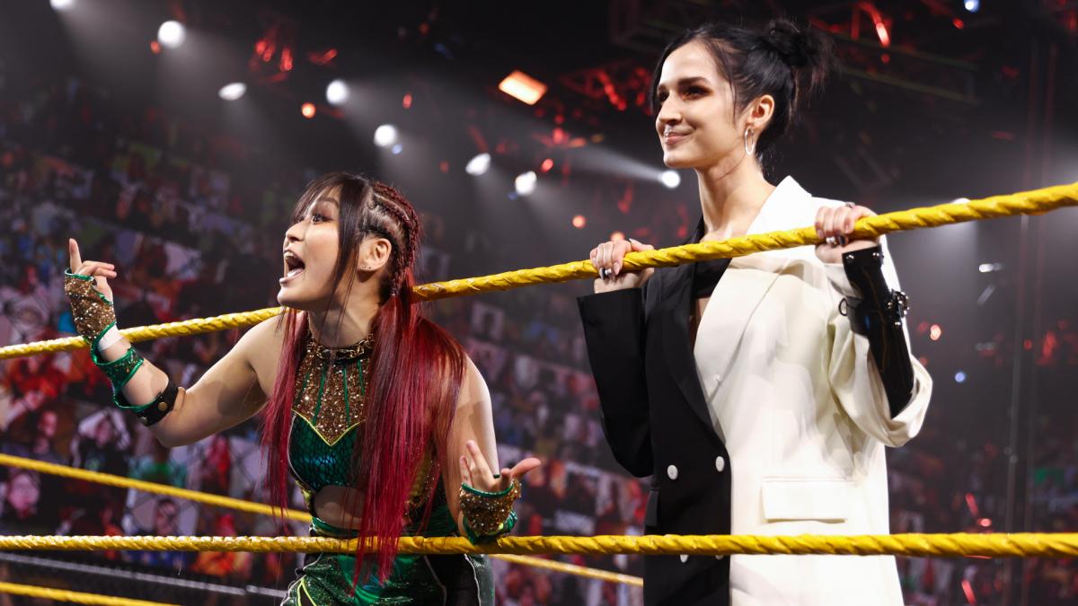 ミュージシャンのポピー（右）と一緒に久々にNXT登場を果たした前NXT女子王者紫雷イオ（Ｃ）2021 WWE, Inc. All Rights Reserved.