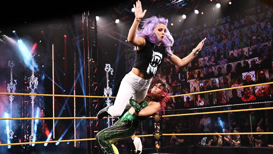 キャンディス・レラエ（上）を蹴散らした紫雷イオ（Ｃ）2021 WWE, Inc. All Rights Reserved.