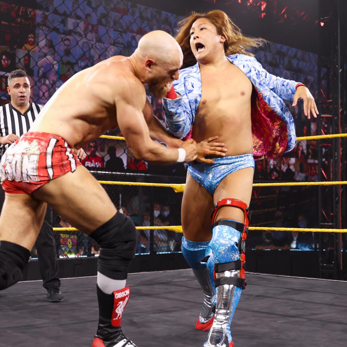 ギブソン（左）を掌底で追い詰めるイケメン二郎（C）2021 WWE, Inc. All Rights Reserved.