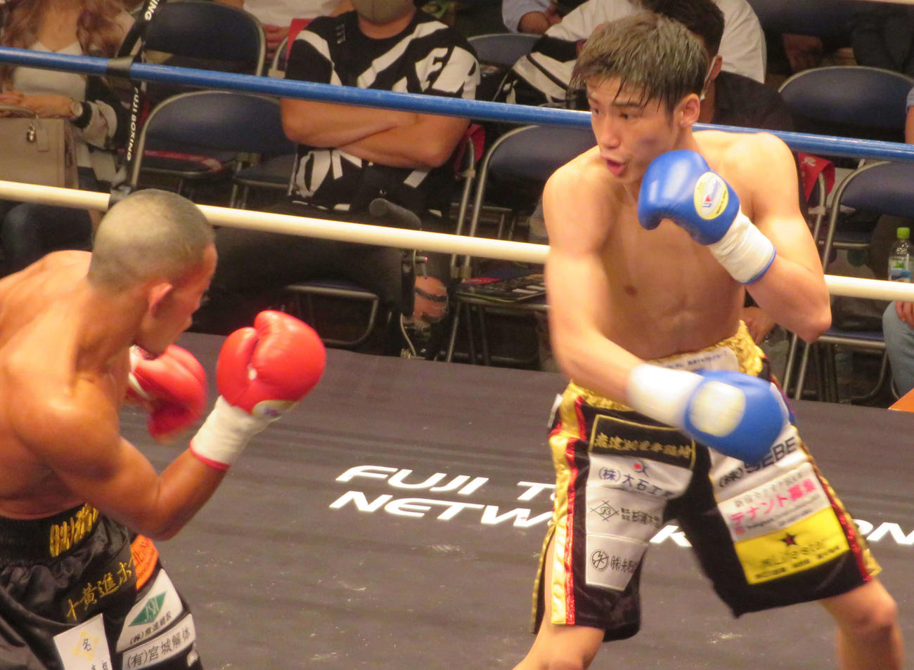 福永（左）と距離感を計りながら戦う木村