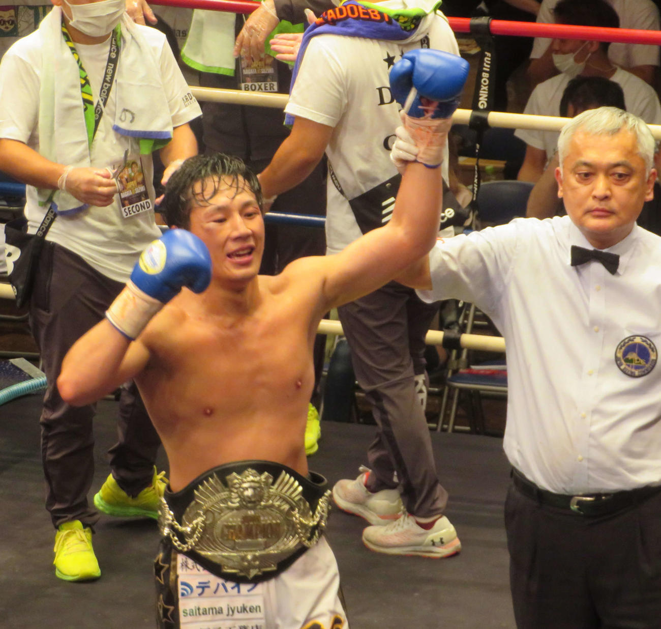 勝ち名乗りを受けた日本スーパーライト級新王者鈴木（左）