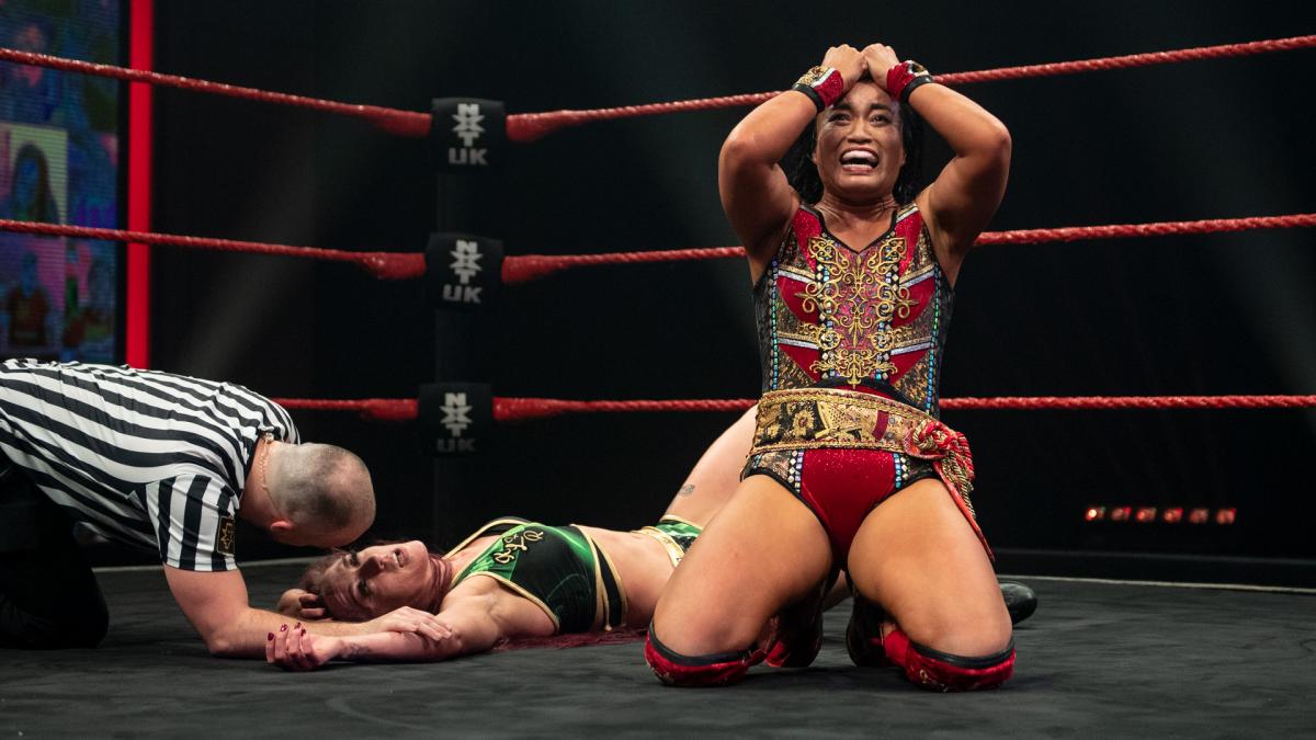 王者レイ（後方）から3カウントを奪い、達成感いっぱいの表情をみせた里村（C）2021 WWE, Inc. All Rights Reserved.