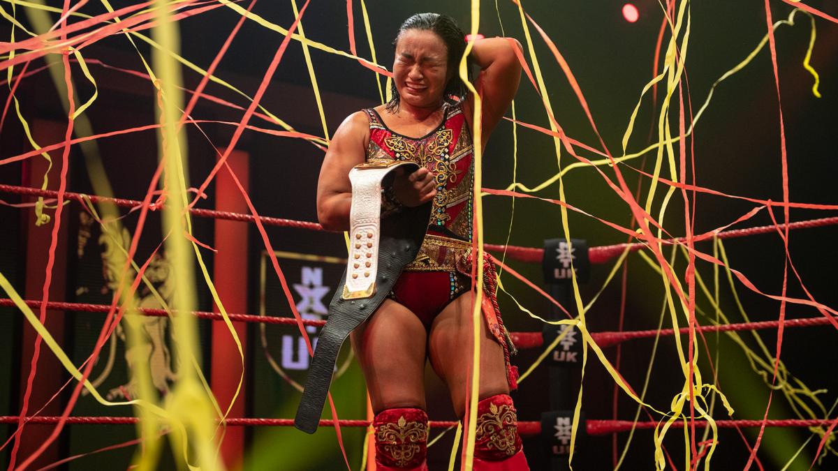 紙テープが飛ぶ中、王座戴冠に感無量の新NXT UK女子王者里村明衣子（C）2021 WWE, Inc. All Rights Reserved.