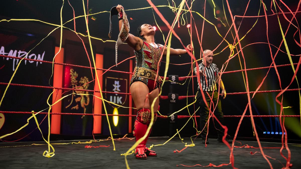 リングに舞ったお祝いの紙テープに喜ぶ新NXT UK女子王者里村明衣子（C）2021 WWE, Inc. All Rights Reserved.