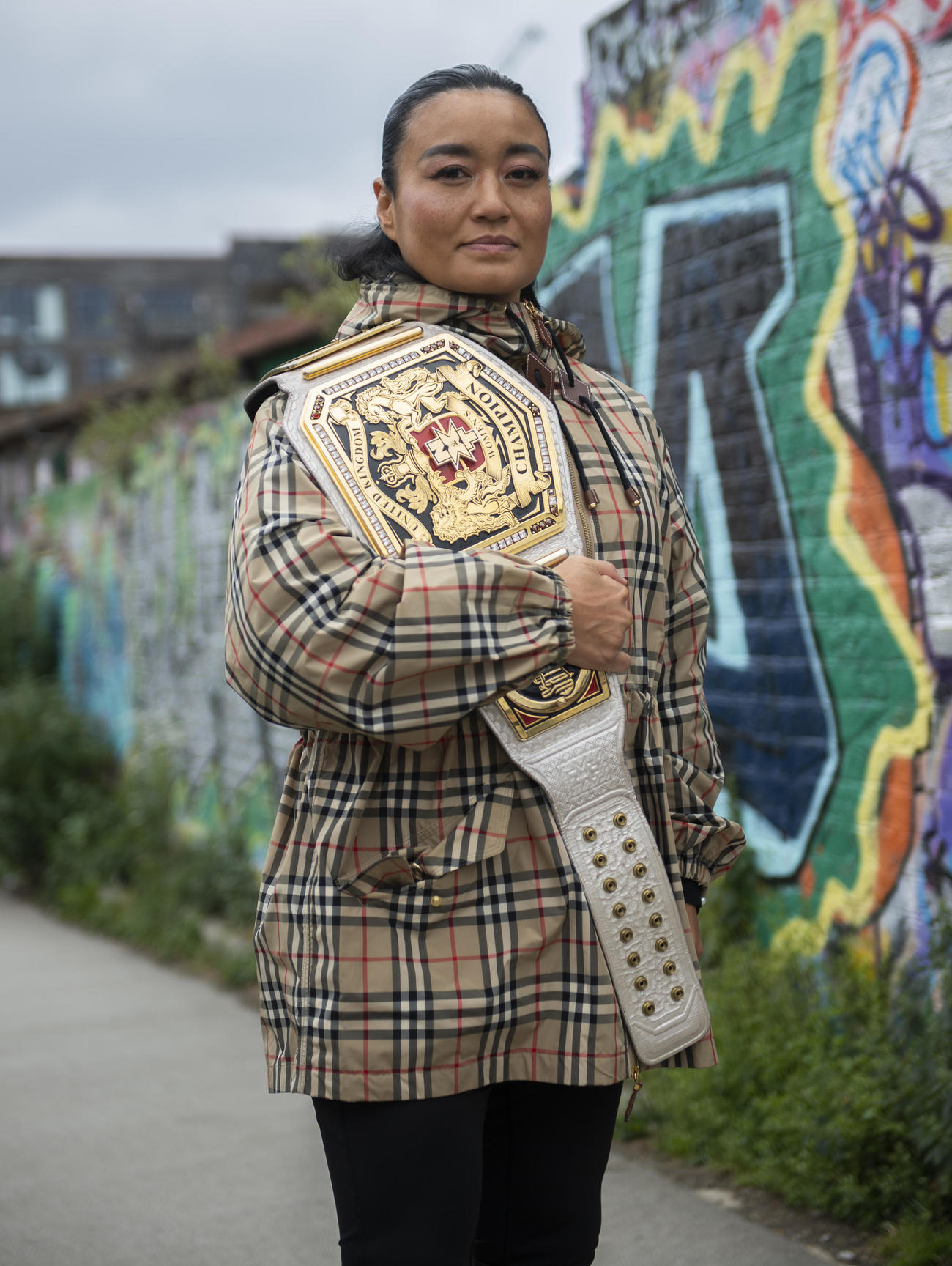 ロンドン市内でNXT UK女子ベルトを肩にかける王者里村明衣子（C）021 WWE, Inc. All Rights Reserved.