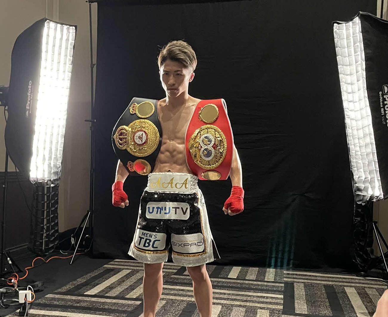 WBA、IBFの世界ベルトを両肩にかけて撮影に臨む井上尚弥（大橋ジム提供）
