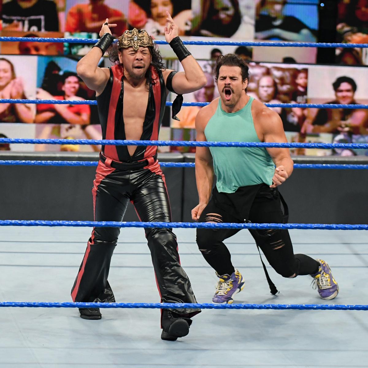 仲間のブーグス（右）とともに王冠を守って歓喜のダンスを踊った中邑（C）2021 WWE, Inc. All Rights Reserved.