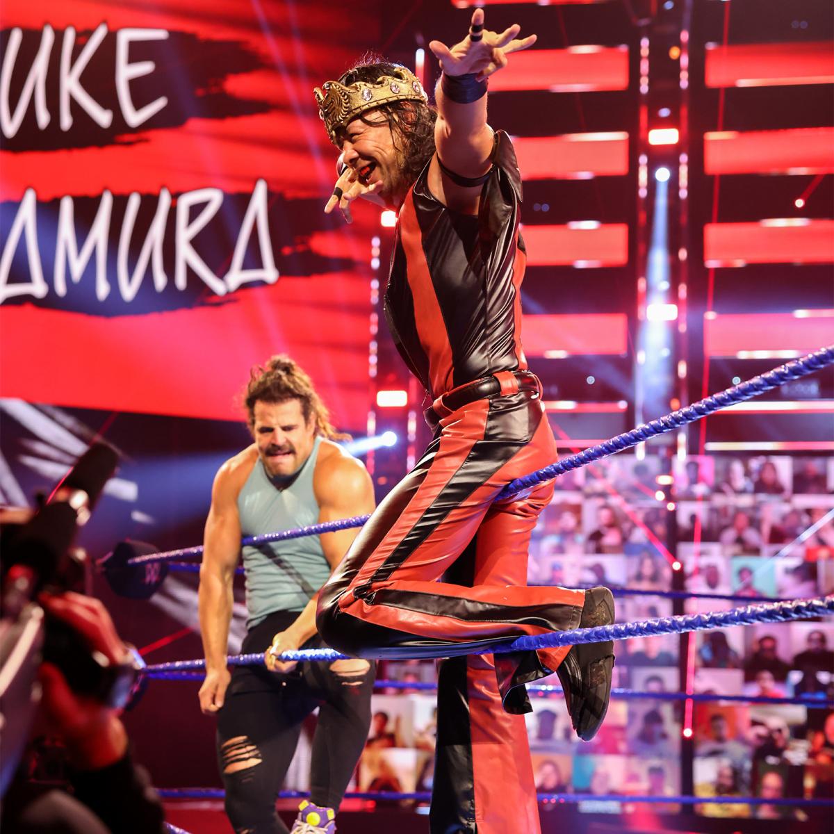 ロープ際で王冠を被ってポーズを取る中邑（C）2021 WWE, Inc. All Rights Reserved.
