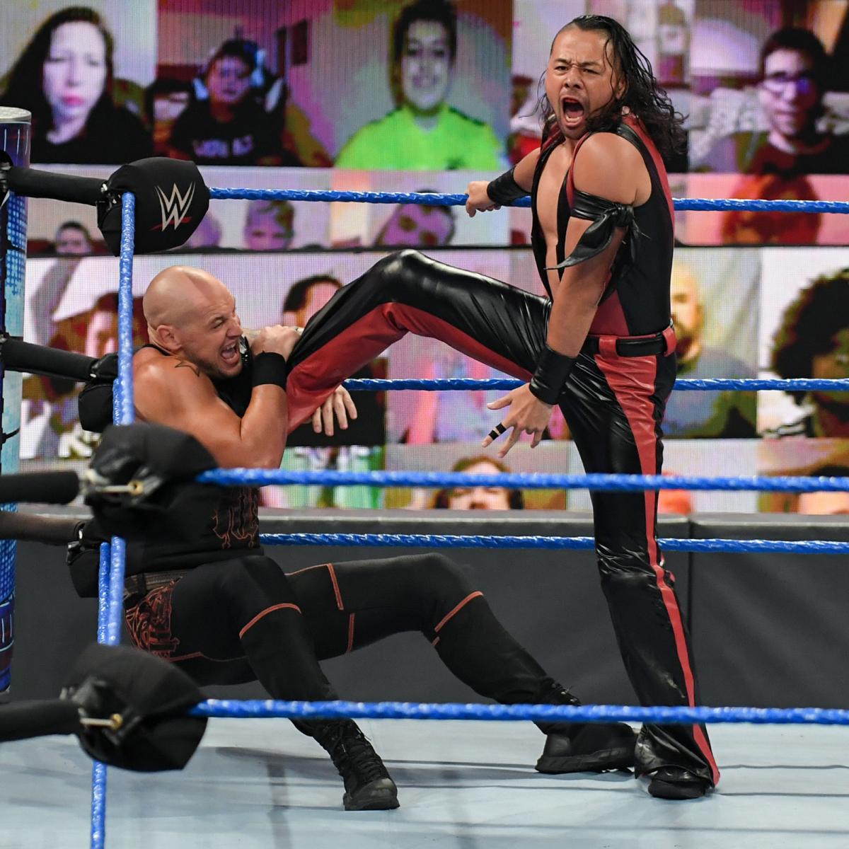 コービン（左）にけいれん式ストンピングで圧倒する中邑（C）2021 WWE, Inc. All Rights Reserved.