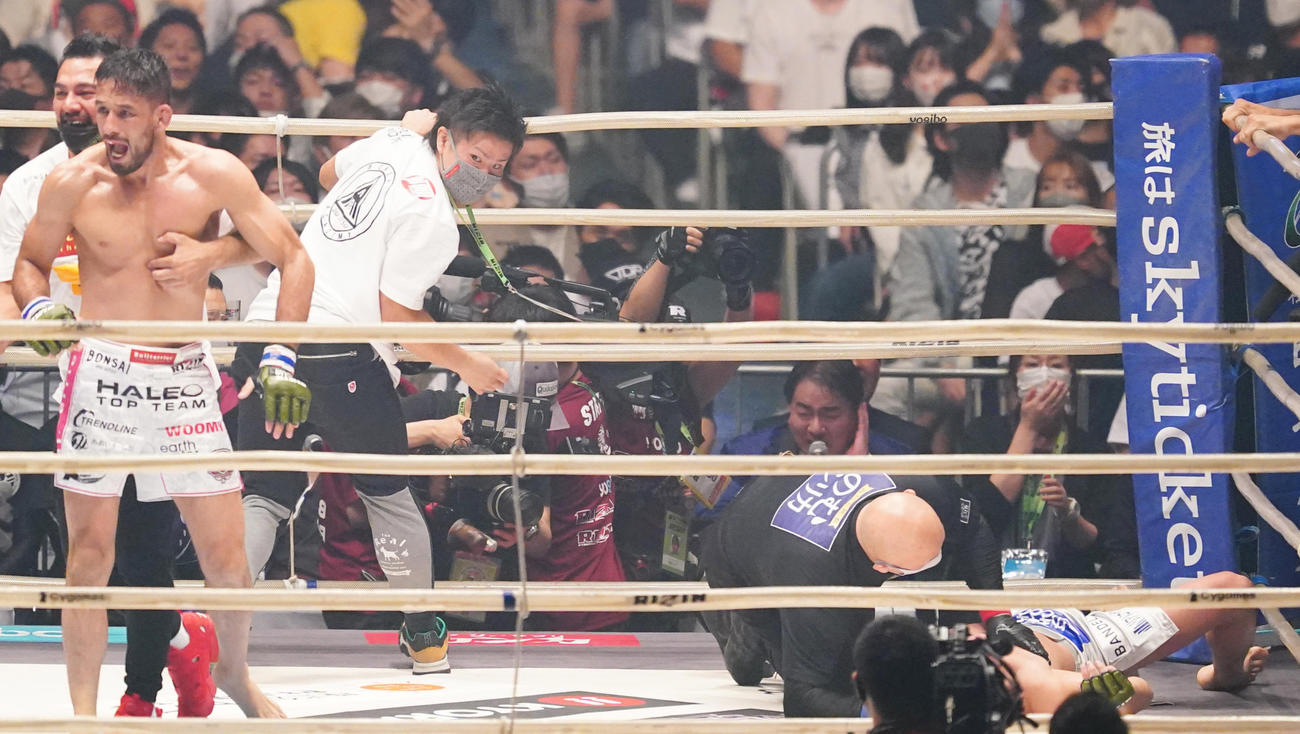 クレベル（左から2人目）に三角絞めで敗れた朝倉未来（撮影・菅敏）