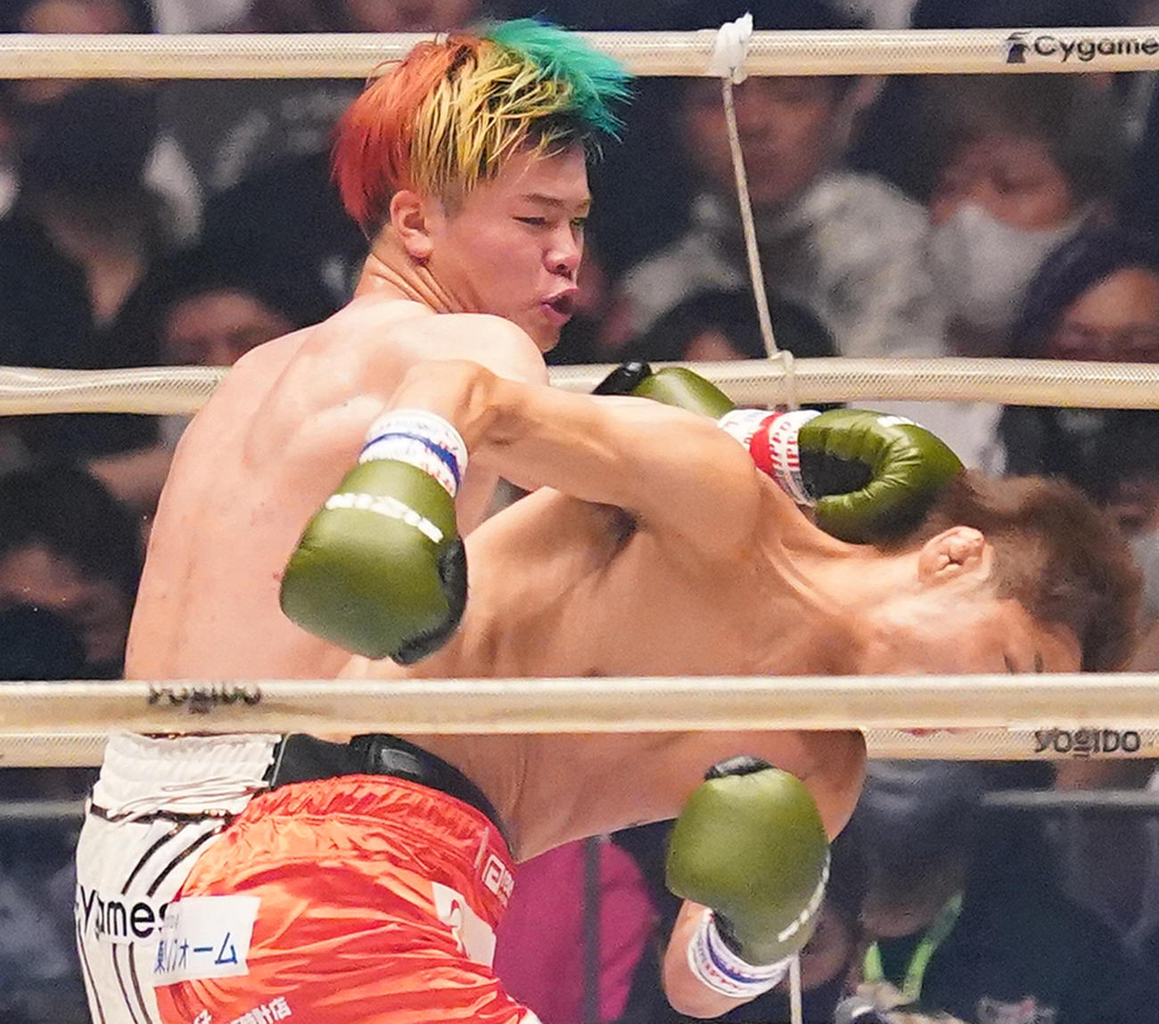 3人目の所（右）の頭部にパンチをさく裂する那須川（撮影・菅敏）