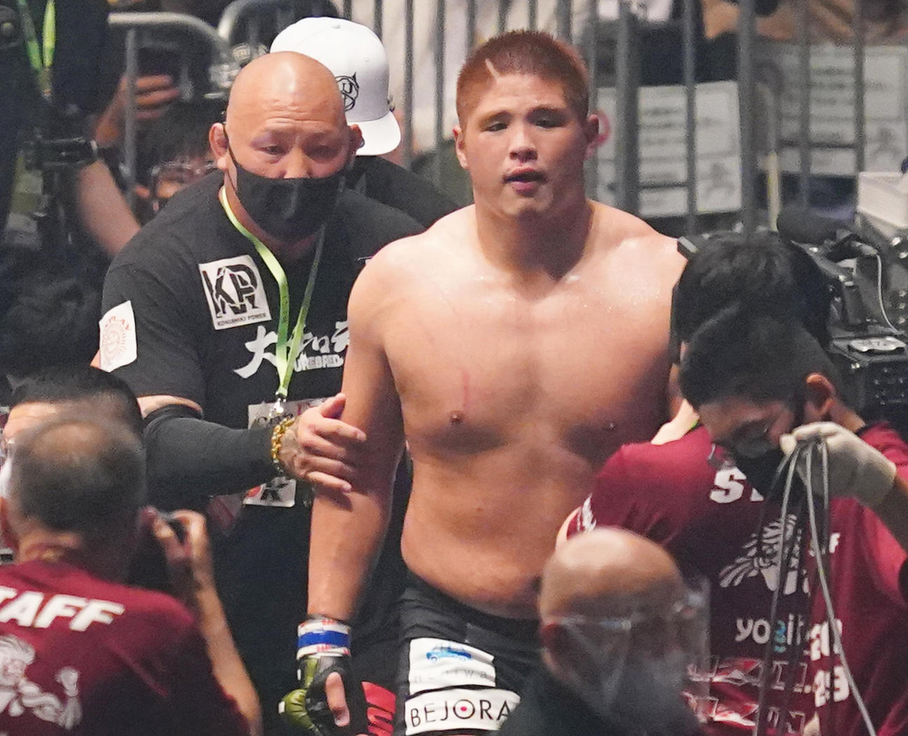 シビサイに敗れ、肩を落として引き揚げるスダリオ（撮影・菅敏）