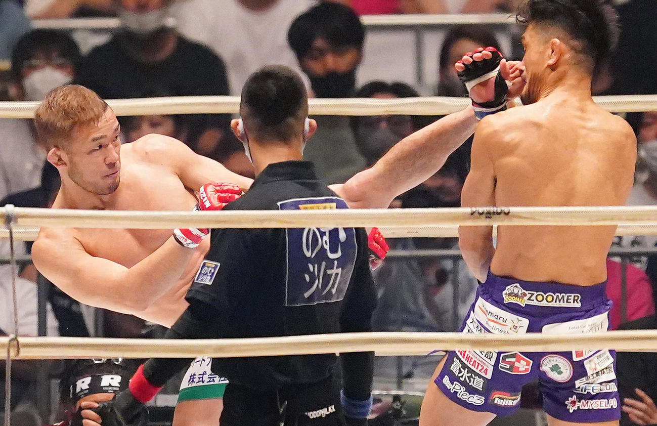 春日井（右）にハイキックを見舞う扇久保（撮影・菅敏）