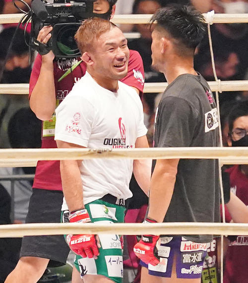 判定で春日井（右）を破り、笑顔を見せる扇久保（撮影・菅敏）