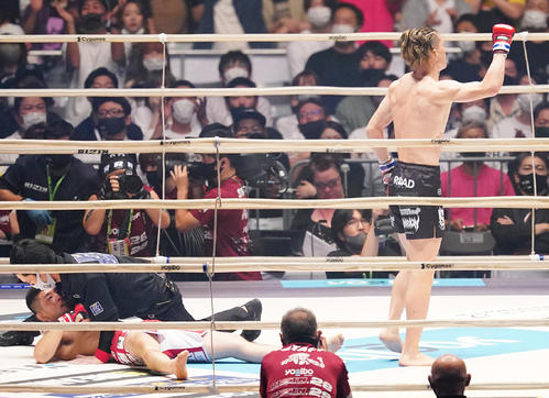 石渡（左）をTKOで勝利しガッツポーズを見せる井上（撮影・菅敏）