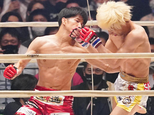 渡部（右）の腹部にパンチを見舞う朝倉海（撮影・菅敏）